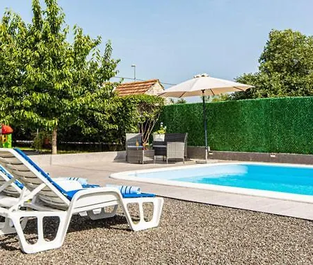 Marina With Heated Swimming Pool Apartment *