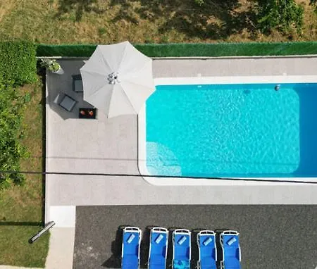Marina With Heated Swimming Pool شقة